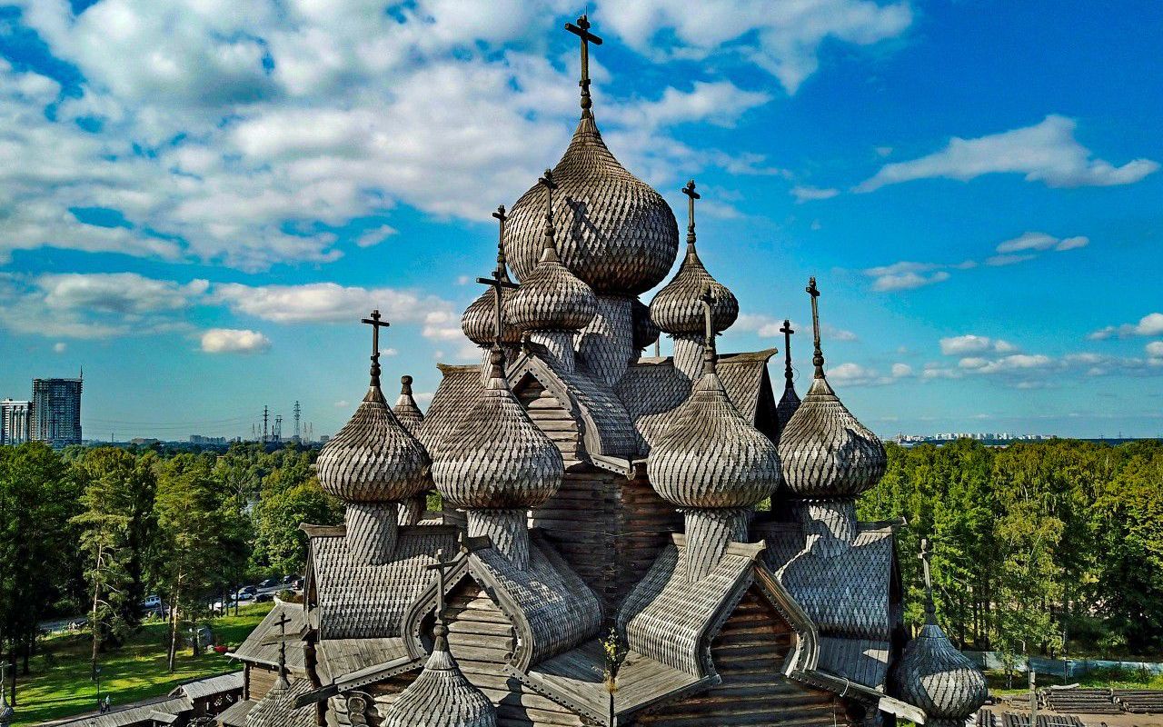 На берегу Невы под открытым небом развернулся целый заповедник деревянного зодчества усадьба Богословка. Резные окна, купола из сотен деревянных пластин, тончайшей работы резные узоры и искусные деревянные картины — здесь воссозданы точные копии утраченных деревянных строений петровской эпохи, которые переносят посетителей в русские-народные сказки.&nbsp;