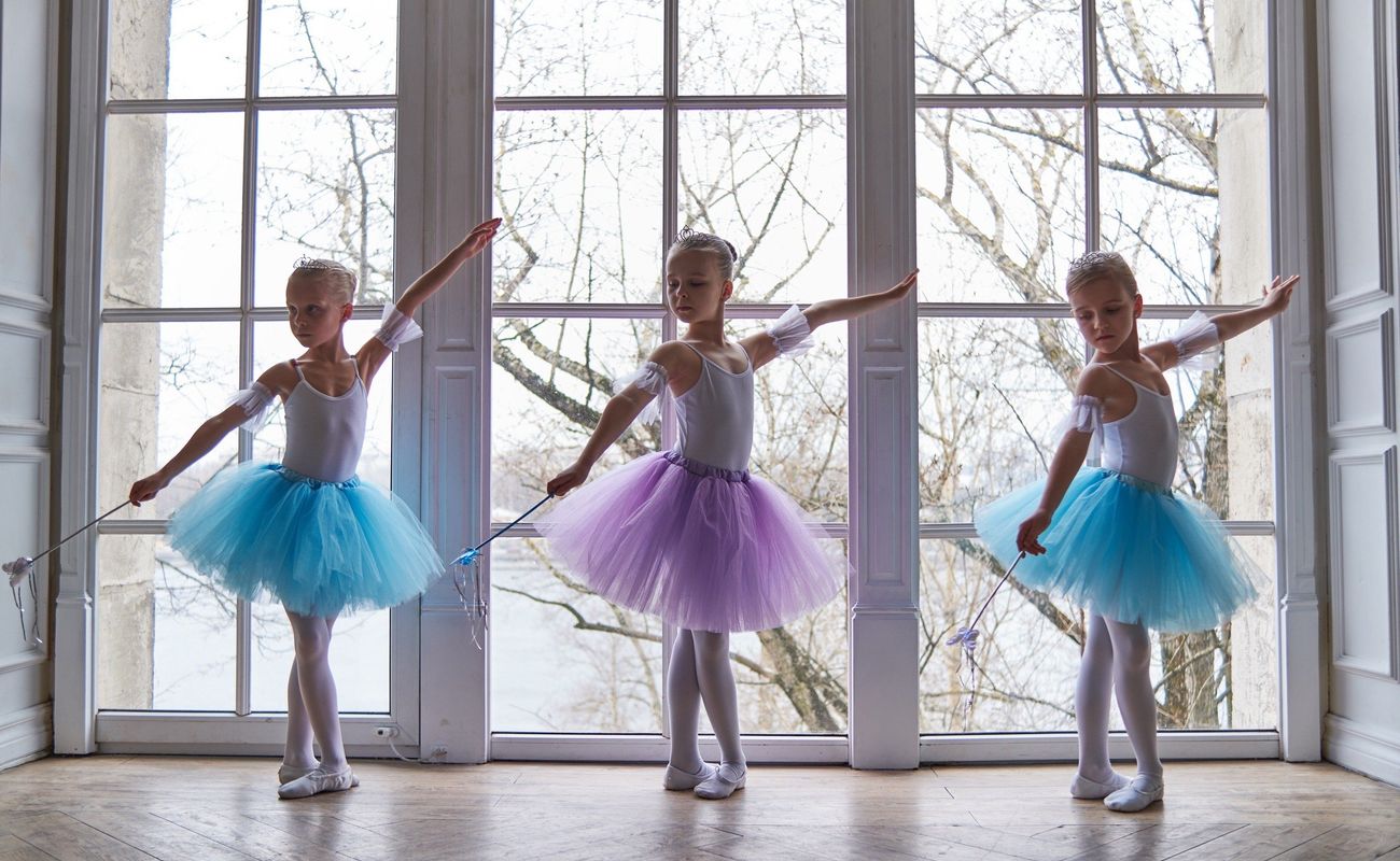Освоить уличный хип-хоп, избавиться от скованности и стеснения, научиться чувствовать музыку, развить гибкость и стать настоящей звездой танцпола — 15 танцевальных студий для детей в Петербурге, где есть опытные и талантливые хореографы, уютная атмосфера и индивидуальный подход. От современного и энергичного брейк-данса до изящного и грациозного классического балета.