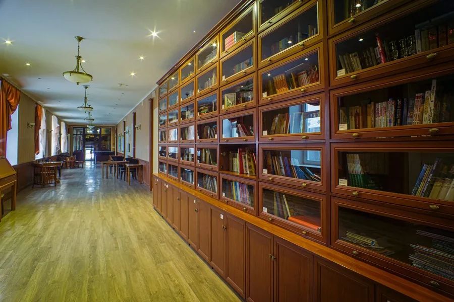 Интерьер школы Quadrivium с акцентом на эстетику и комфорт, небольшие учебные классы с индивидуальными рабочими местами