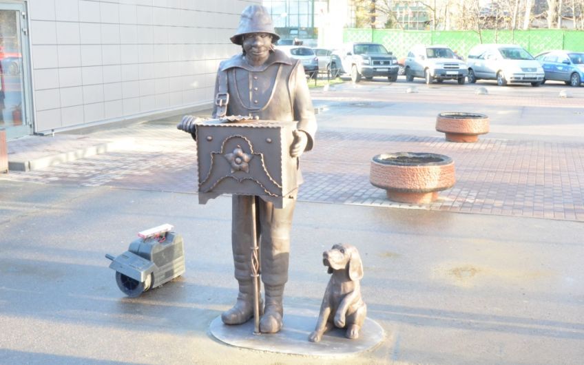 u0412 u041fu0435u0442u0435u0440u0431u0443u0440u0433u0435 u043fu043eu044fu0432u0438u043bu0441u044f u043du043eu0432u044bu0439 u043fu0430u043cu044fu0442u043du0438u043a: u0448u0430u0440u043cu0430u043du0449u0438u043a u0441 u0441u043eu0431u0430u0447u043au043eu0439