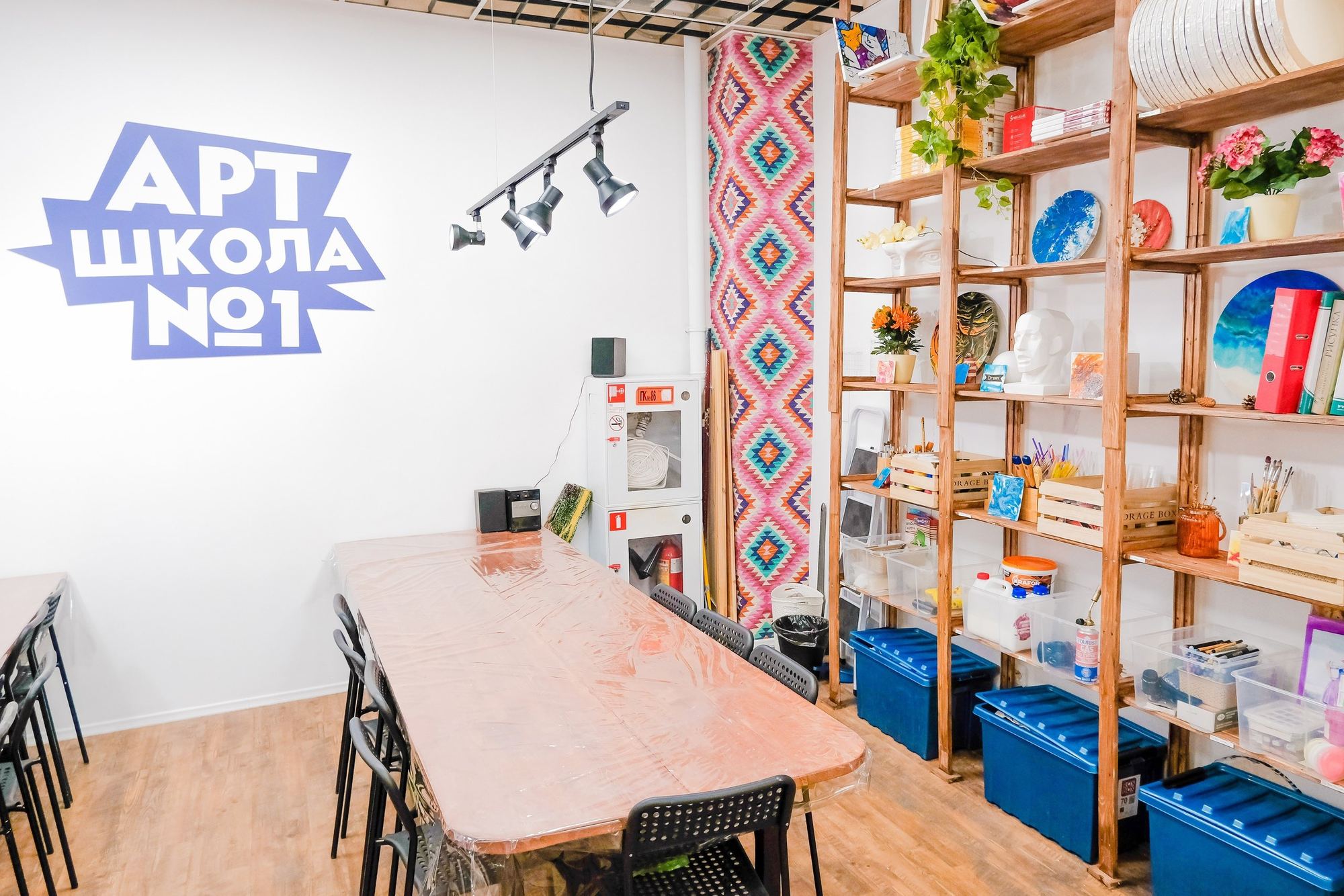 Мастер-класс в Арт-школе №1: участники всех возрастов пишут яркие картины