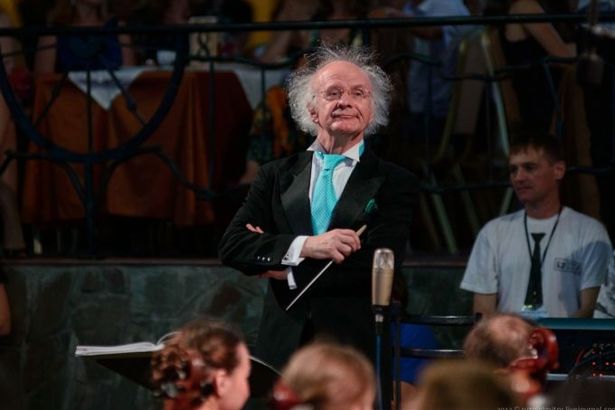 u041bu0435u043e u041au0440u0435u043cu0435u0440 u0441u044bu0433u0440u0430u0435u0442 u00abu0420u0435u043au0432u0438u0435u043cu00bb u041cu043eu0446u0430u0440u0442u0430