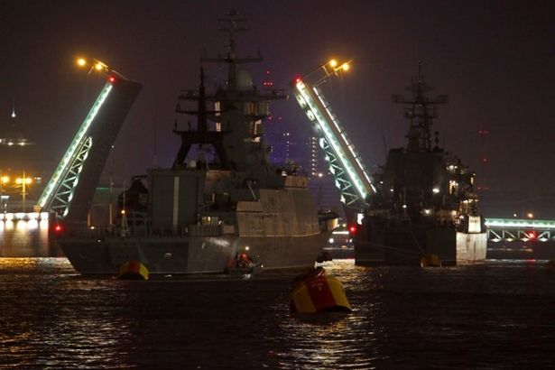 u0412u043eu0435u043du043du044bu0435 u043au043eu0440u0430u0431u043bu0438 u043fu0440u043eu0439u0434u0443u0442 u043fu043e u041du0435u0432u0435 u043du043eu0447u044cu044e