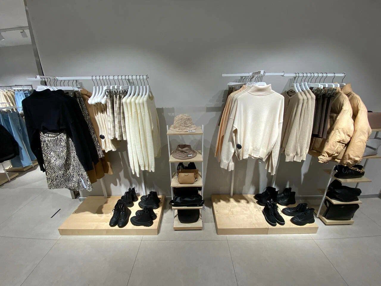 Стойки с одеждой и обувью в магазине Look Online