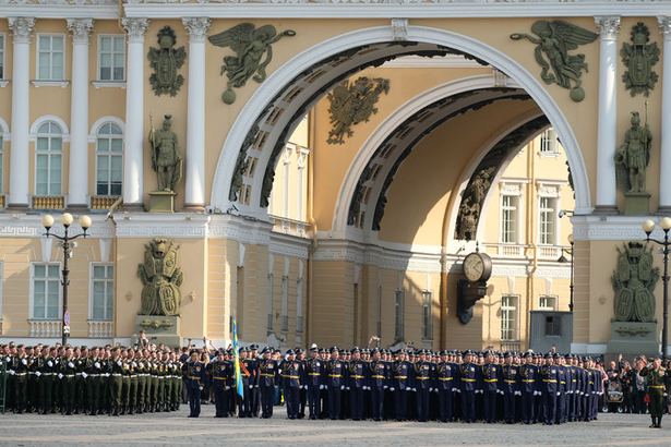 В этот день в Петербурге и по всей стране пройдут военные парады в честь 75-летия Победы.&nbsp;Дата была выбрана неслучайно: именно 24 июня состоялся первый парад в 1945 году. В честь праздника объявили выходной с сохранением заработной платы.