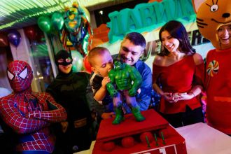 13 агентств и артистов Петербурга: аниматоры от 4500 ₽/час, научные шоу с сухим льдом, мыльные пузыри — с ценами и телефонами.