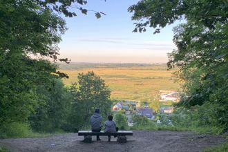 Почему бы не отправиться на выходные и открыть для себя уникальные природные достопримечательности Петербурга и Ленинградской области, такие как Гатчинские гейзеры, Оредежские пещеры и озеро Хепоярви. Питер Online собрал места, которые подарят вам незабываемые впечатления, погрузив в атмосферу богатого культурного наследия и природной красоты: от таинственных пещер до живописных заповедников.