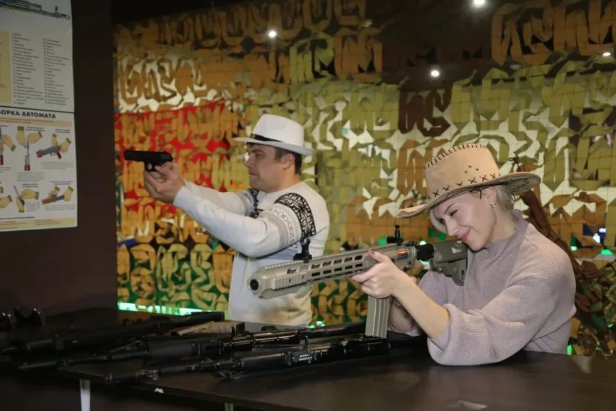 Интерьер тира «Золотая пуля» с тематическим оформлением, стойками для оружия и зоной для стрельбы