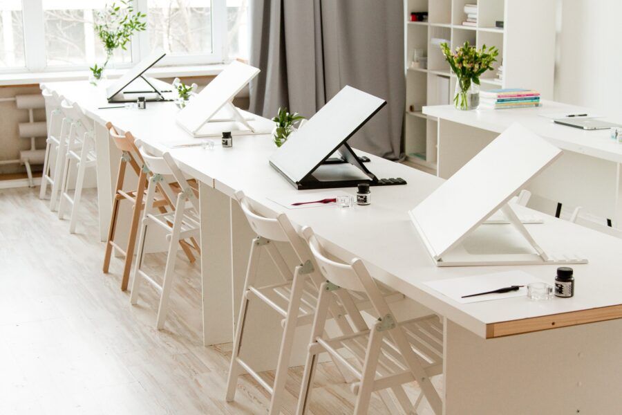 Когда прогулки по городу и вечера с роллами и фильмами надоели, пригласите свою вторую половину на творческий мастер-класс. Вместе вы нарисуете интерьерную картину, слепите глиняную посуду, разучите танец и сварите собственную шоколадную плитку. Читайте подборку, чтобы узнать обо всех мастер-классах, где можно интересно провести время и признаться в чувствах.