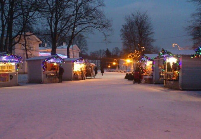 Уже в декабре в парке на Елагином острове появятся десятки деревянных домиков, украшенные гирляндами, игрушками и другими новогодними украшениями. Здесь петербуржцы смогут не только приобрести кучу интересных подарков для себя и своих близких, но и окунуться в потрясающую новогоднюю атмосферу.
