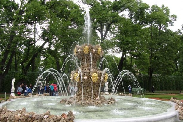 2 октября в одном из красивейших парков Петербурга пройдет праздник закрытия фонтанов: аллеи будут наполнены звучанием легких кавер-версий советских хитов, под открытым небом покажут выставку «Чудеса природы» и научат вырезать на овощах и фруктах причудливые узоры, а также для гостей откроется ярмарка с дарами садов и лесов — сообщает Fiesta.