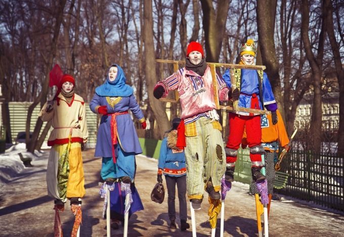 В последний день масленичной недели, 13 марта, Летний сад разбудят традиционные русские забавы. В одном их самых красивых центральных садов Петербурга жители города смогут не только насладиться красотой парковой зоны, но и отведать истинно русские лакомства, а также встретиться с животными из Ленинградского зоопарка. Под открытом небом гостей будут развлекать музыканты, скоморохи и яркое театральное шоу.&nbsp;