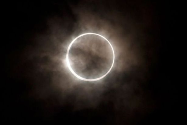 Астрологи сообщают, что в 2016 году Петербурдцев ожидает аж целых 5 затмений: 3 лунных и 2 солнечных.&nbsp;Время полного солнечного затмения — 9 марта в 4:54:14 по московскому времени. К сожалению, Петербург в это время в темноте, но, говорят, в это время происходит завершения чего-то важного. Питер Online предлагает ознакомиться со всеми пятью затмениями и их временем в 2016 году.