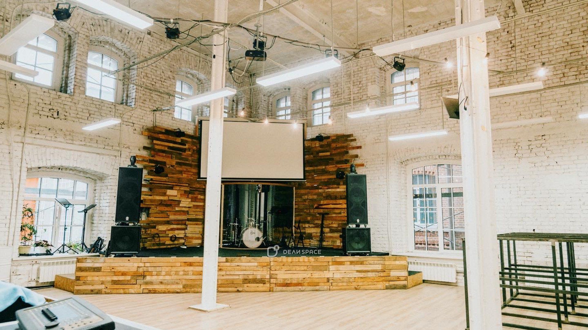 Ищете место, где можно насладиться театральной постановкой, посетить современную выставку или окунуться в атмосферу живой музыки? Арт-пространство «Явление» — это место, где культурные события и творчество соединяются в уникальном формате. Здесь проводятся концерты, мастер-классы и разнообразные выставки, которые подойдут для любой аудитории.