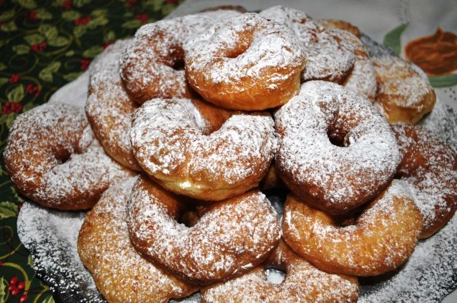 Классические пышки с сахарной пудрой на тарелке