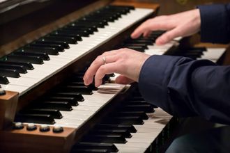 Amadeus Concerts продолжает традицию европейских музыкальных поединков: 13 октября под сводами собора Petrikirche состоится новый концерт из цикла «Битва Клавиров», где будут исполнены легендарные произведения Баха на органе и рояле. 