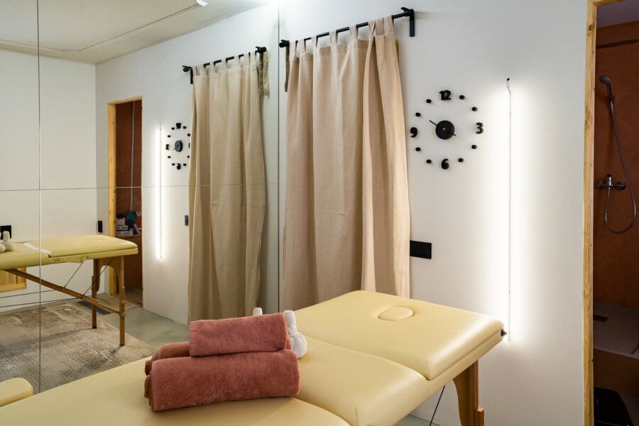 Интерьер массажного салона Точка массажа в Санкт-Петербурге с массажным столом, мягким освещением и уютной атмосферой