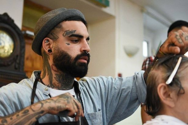 u0410u0432u0441u0442u0440u0430u043bu0438u0439u0441u043au0438u0439 u00abu0443u043bu0438u0447u043du044bu0439 u043fu0430u0440u0438u043au043cu0430u0445u0435u0440u00bb u043fu043eu0434u0441u0442u0440u0438u0436u0435u0442 u043fu0435u0442u0435u0440u0431u0443u0440u0433u0441u043au0438u0445 u0431u0435u0437u0434u043eu043cu043du044bu0445