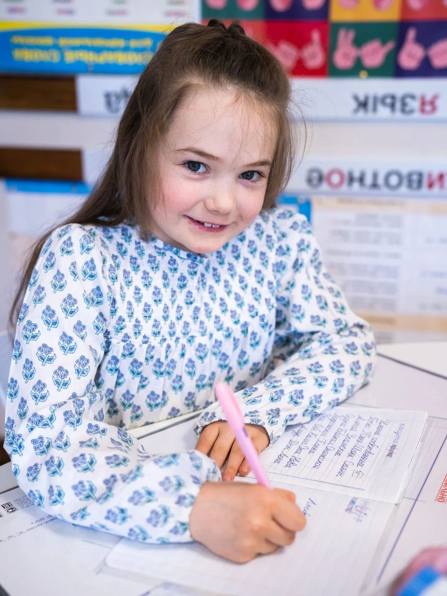 Игровая зона с континентами на полу в Детской академии наук