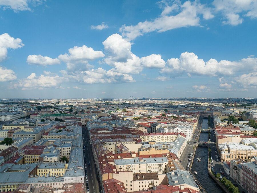 Острова занимают около 80 кв. км: Васильевский, Петроградский, Крестовский и 24 других — естественных и искусственных.