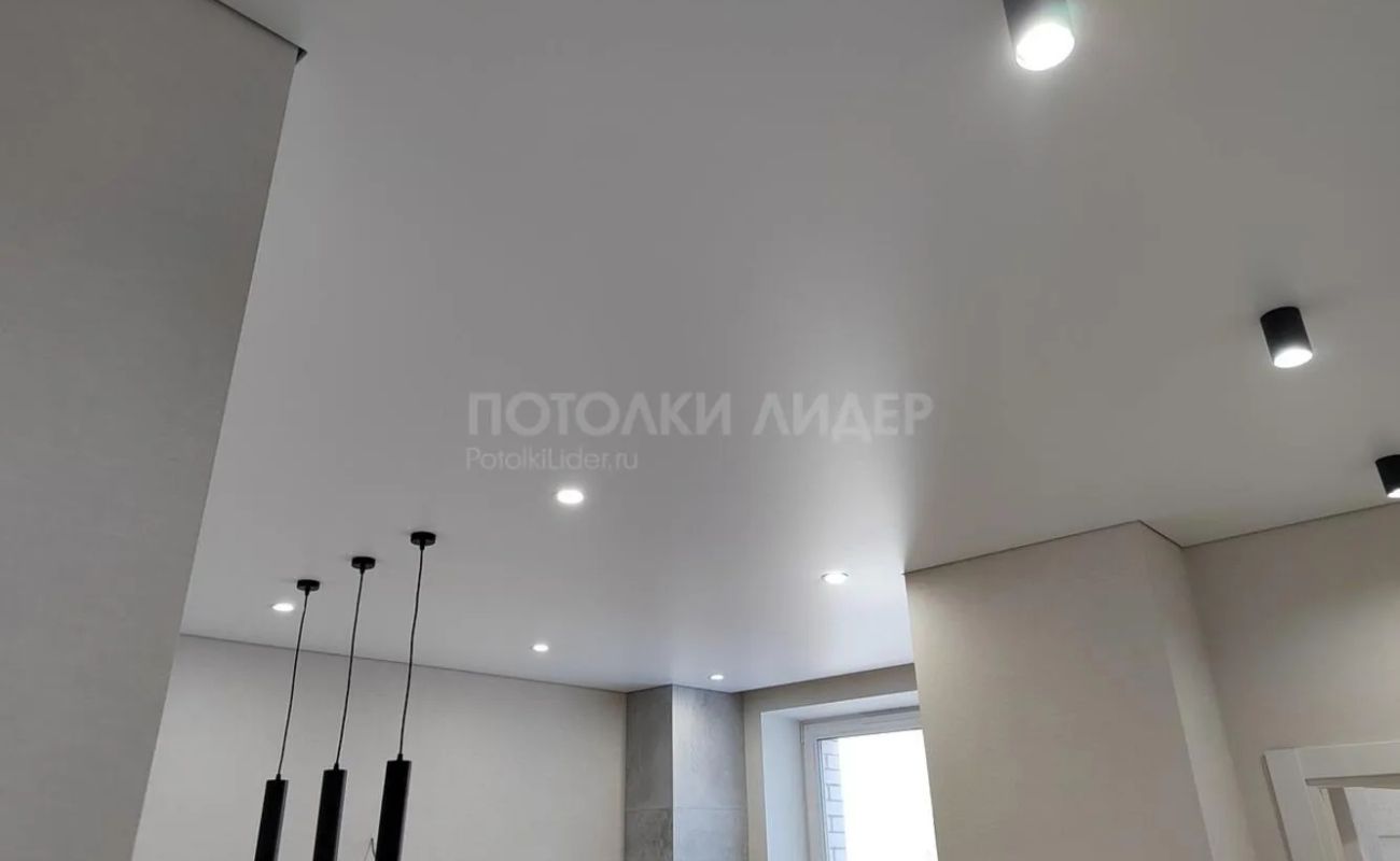 12 компаний натяжных потолков в Петербурге: цены от 185 до 950 ₽/м², гарантия и монтаж — с официальных сайтов, без агрегаторов.