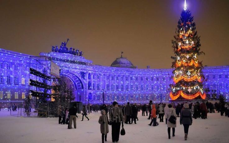 Каток среди леса, рождественские концерты в особняке, сверкающие ярмарки с запахом корицы и глинтвейна, атмосферные кафешки и умопомрачительные декорации улиц — вот они, атрибуты новогоднего Петербурга. Вы без напряга организуете себе насыщенную программу на праздники. Читайте статью Питер Online и сохраняйте 30 классных идей, куда пойти и на что посмотреть в зимние каникулы.