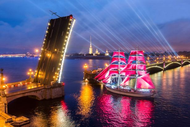 Троицкий мост изменит расписание развода в связи проведением матчей Чемпионата мира по футболу и праздника выпускников «Алые Паруса» в период с 20 июня по 11 июля. Также изменения коснутся времени работы других мостов.