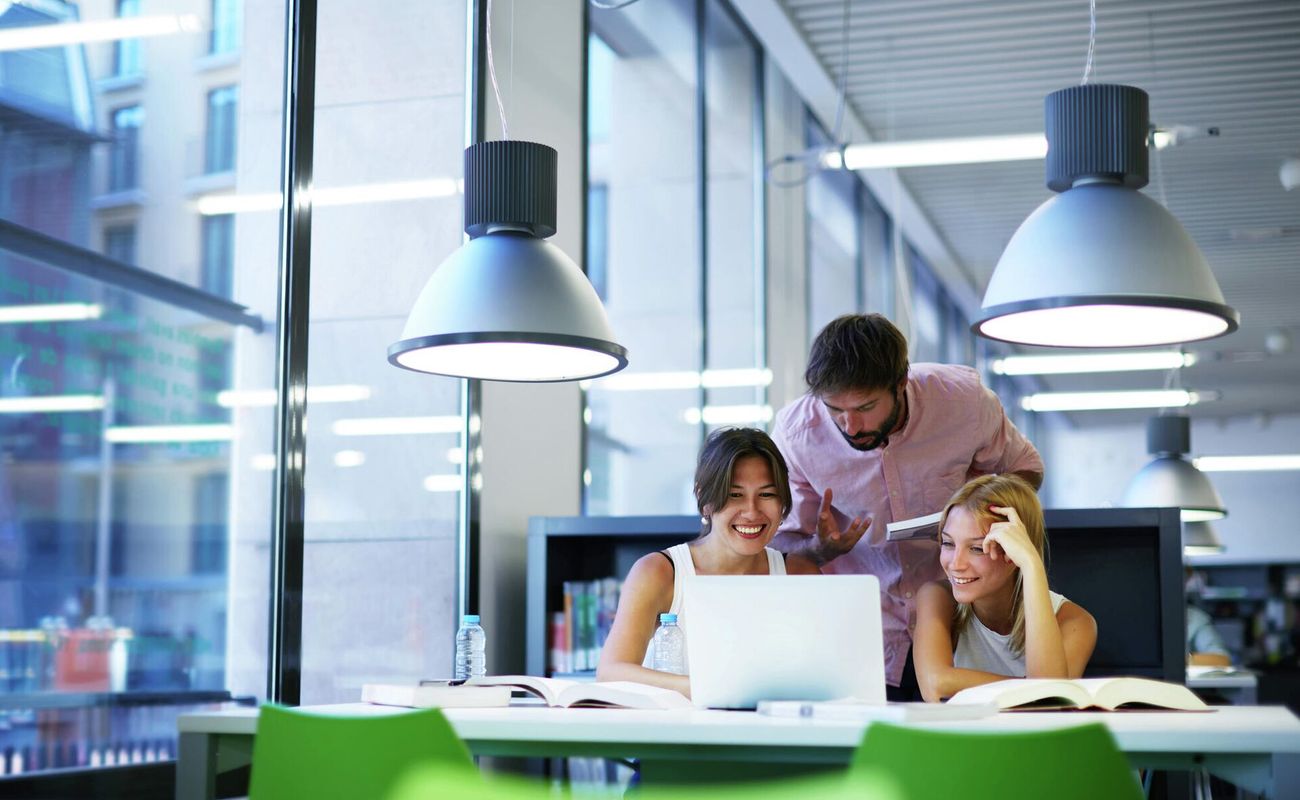 Вместо офиса и дома — комфортные и стильные рабочие пространства, где только вы, тишина и ноутбук. Ну и еще пара-тройка горящих дедлайнов, куда же без них. Питер Online составил подборку мест, где можно спокойно поработать, устроить совещания, провести занятия и подготовиться к экзаменам.