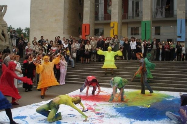 u0422u0435u0430u0442u0440u0430u043bu044cu043du044bu0439 u0444u0435u0441u0442u0438u0432u0430u043bu044c u00abu0420u0430u0434u0443u0433u0430u00bb u043eu0442u043au0440u043eu0435u0442u0441u044f u0432 u0441u0435u043cu043du0430u0434u0446u0430u0442u044bu0439 u0440u0430u0437