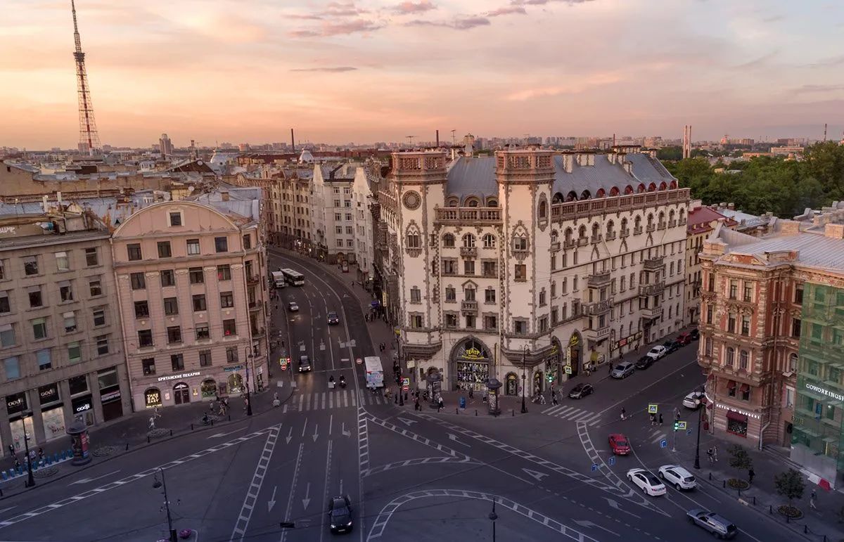 Район с двойным дном. Утром — особняк балерины, любовницы императора. Вечером — подвал котельной, где Цой писал песни между сменами. Петроградская сторона соединяет имперский модерн и ленинградский андеграунд, мечеть с бирюзовым куполом и граффити во дворах. Этот маршрут — 6,5 километров через три эпохи: от Серебряного века до рок-клуба.