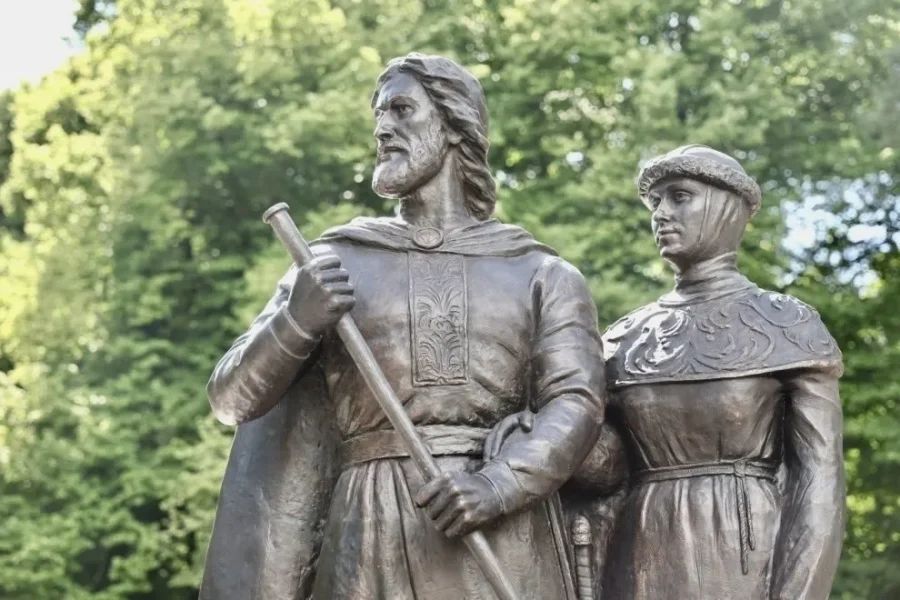 Бронзовая скульптурная композиция, изображающая князя Петра и княгиню Февронию Муромских в ладье