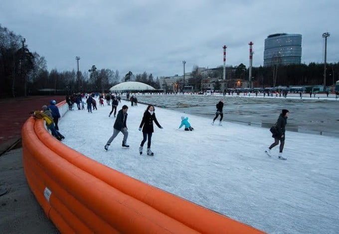 Самый большой петербургский каток под открытым небом, расположенный в Удельном парке, будет открыт для массовых катаний с приходом декабря.