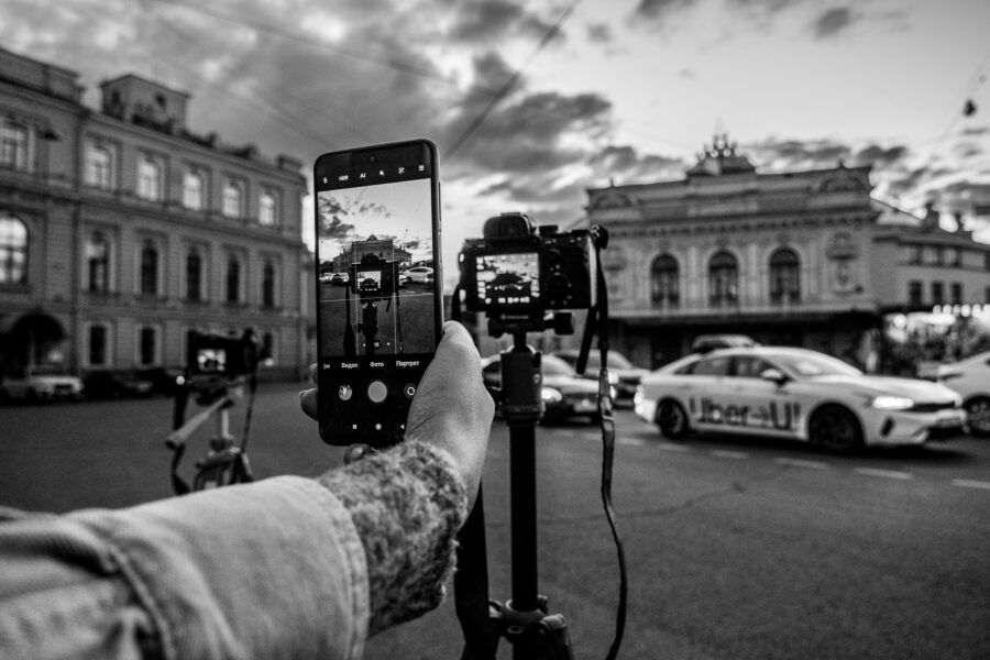 Лучше всего учиться мастерству съемки в проверенных школах фотографии с крутыми педагогами-фотографами. Только так вы добьетесь атмосферных кадров, которые будут завораживать и впечатлять. Питер Online рассказывает, где в Петербурге учат фотографировать в разных жанрах, работать со светом и цветом, создавать концепции для съемок и классно обрабатывать фото.