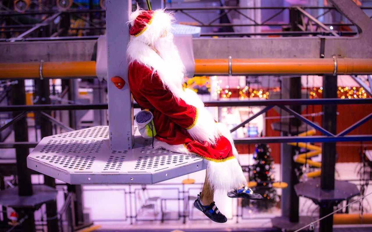 В веревочном парке «Энергия Высоты» подготовили две новогодних программы для детей от 6 до 11 лет и от 9 до 14 лет. Участники вместе с аниматорами и инструкторами отправятся выполнять задания, проходить испытания и даже прыгнут с самолета или прокатятся на троллее, чтобы помочь главному герою собрать подарки.