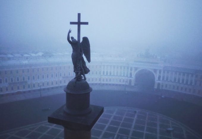 Санкт- Петербург один из немногих европейских городов, где погода может радикально меняться несколько раз в день. Наибольшее неудобство, конечно, вызывают плотные туманы. &nbsp;Видимость на дорогах может снижаться до одного метра.