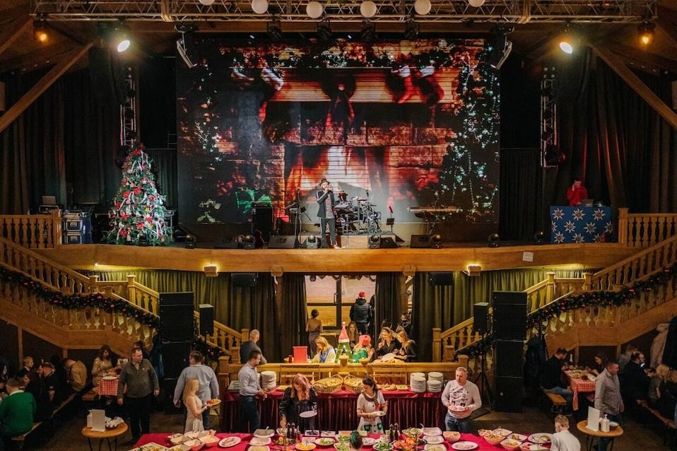 Каток среди леса, рождественские концерты в особняке, сверкающие ярмарки с запахом корицы и глинтвейна, атмосферные кафешки и умопомрачительные декорации улиц — вот они, атрибуты новогоднего Петербурга. Вы без напряга организуете себе насыщенную программу на праздники. Читайте статью Питер Online и сохраняйте 30 классных идей, куда пойти и на что посмотреть в зимние каникулы.