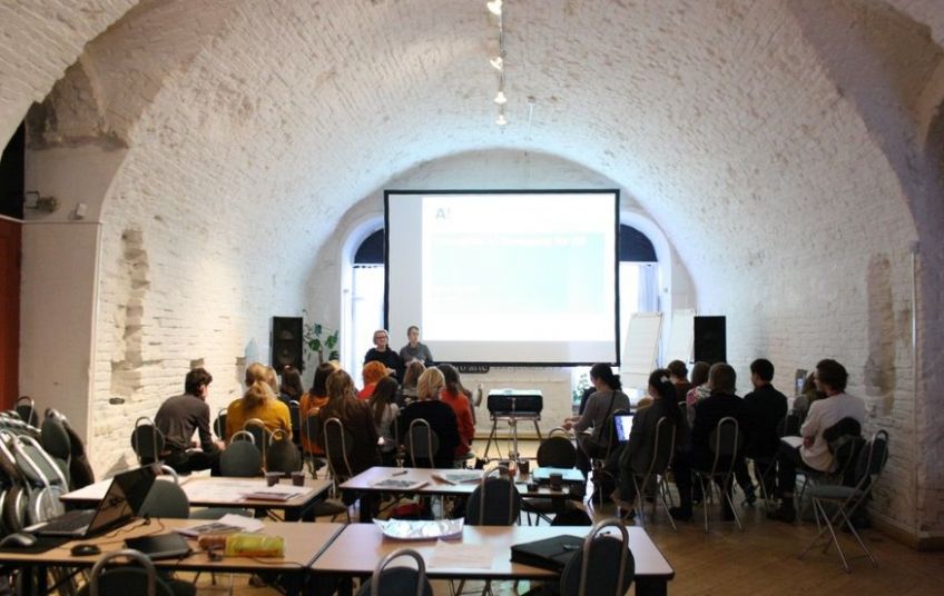 u0413u0434u0435 u0438 u0447u0435u043cu0443 u0432 u041fu0435u0442u0435u0440u0431u0443u0440u0433u0435 u0443u0447u0430u0442 u0431u0435u0441u043fu043bu0430u0442u043du043e: 48 u043cu0435u0441u0442