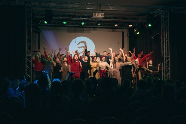 «Part Academy» с 2009 года выпустила 10 000 студентов, часть из которых работает в МХТ и БДТ — и ещё 18 студий для тех, кто хочет на сцену.