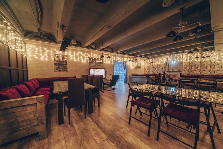 "Творческая атмосфера в антикафе Мансарда"
