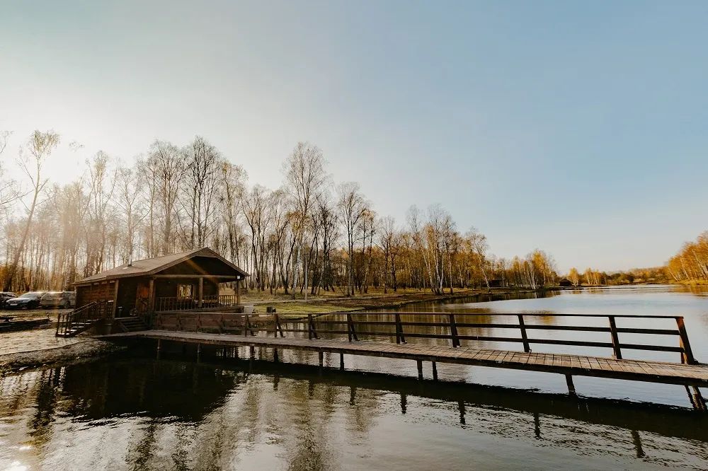 Коттедж с мостками на берегу Суходольского озера на базе Green Village