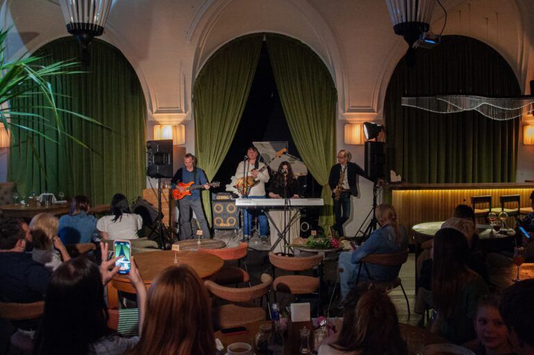 Освоить творческую профессию, раскрыть навыки артиста, избавиться от зажимов и стеснения — для актерских курсов нет ничего невозможного. Здесь учат сценическим движениям, погружению в образ, импровизации, правильной и красивой речи. Питер Online собрал подборку театральных студий, которые пробудят в вас талантливого актера.