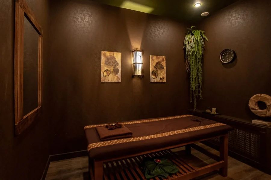 Интерьер салона My Thai SPA с традиционным тайским декором, приглушенным освещением, ароматическими свечами и удобными массажными матами