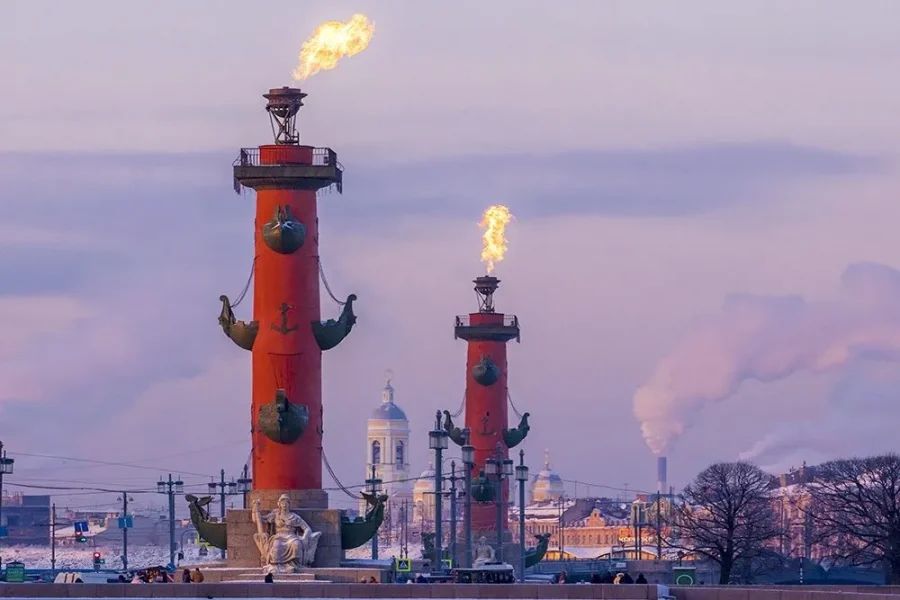 Горящие факелы на Ростральных колоннах Стрелки Васильевского острова в Санкт-Петербурге
