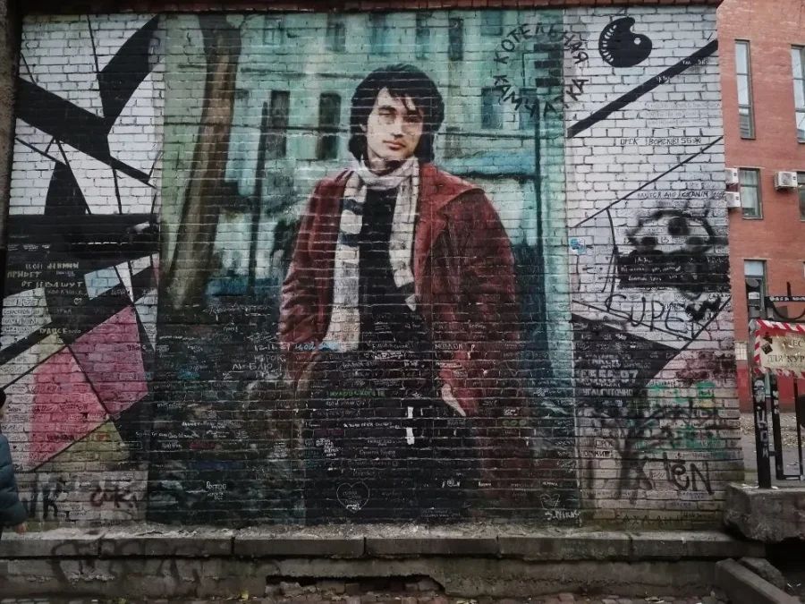 Граффити с Виктором Цоем на стене котельной Камчатка