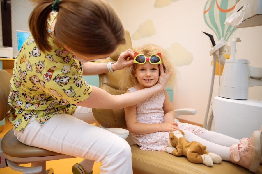 Интерьер детской стоматологии Atribeaute Kids в Санкт-Петербурге с ярким красочным дизайном и современным оборудованием