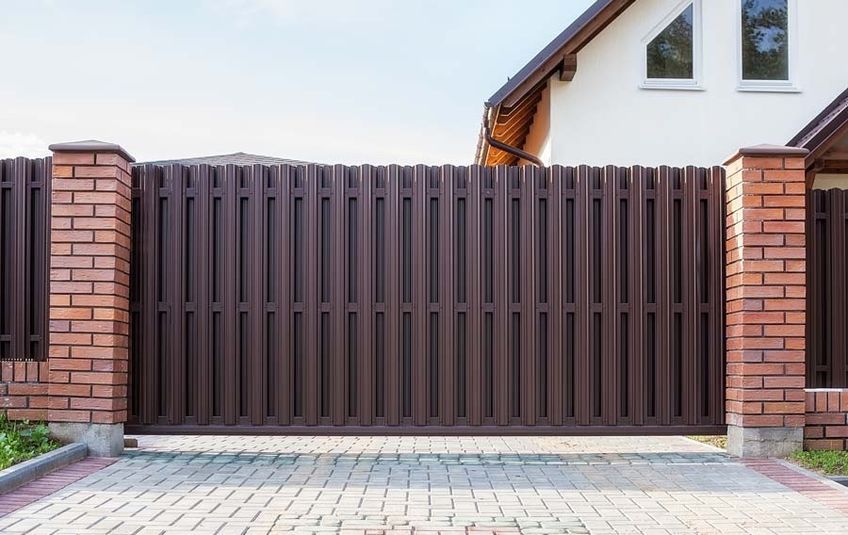 Откатные ворота в частном домовладении