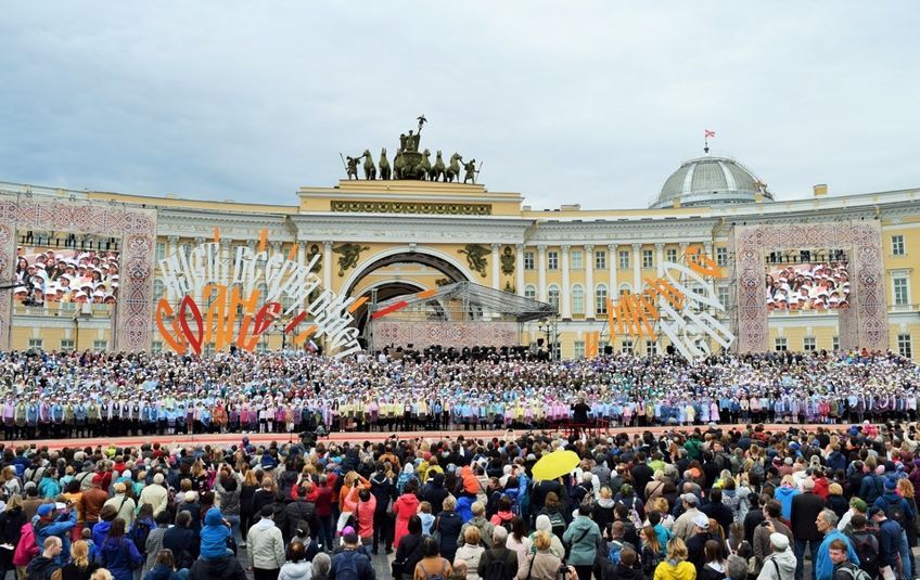 Сводный хор в этом году включает в себя 250 человек из 35 коллективов. Сегодня они порадуют петербуржцев своим ежегодным выступлением на день рождения города. В акции примут участие хористы с 8 до 89 лет. Певцы планируют исполнить попурри песен про любимый Петербург.