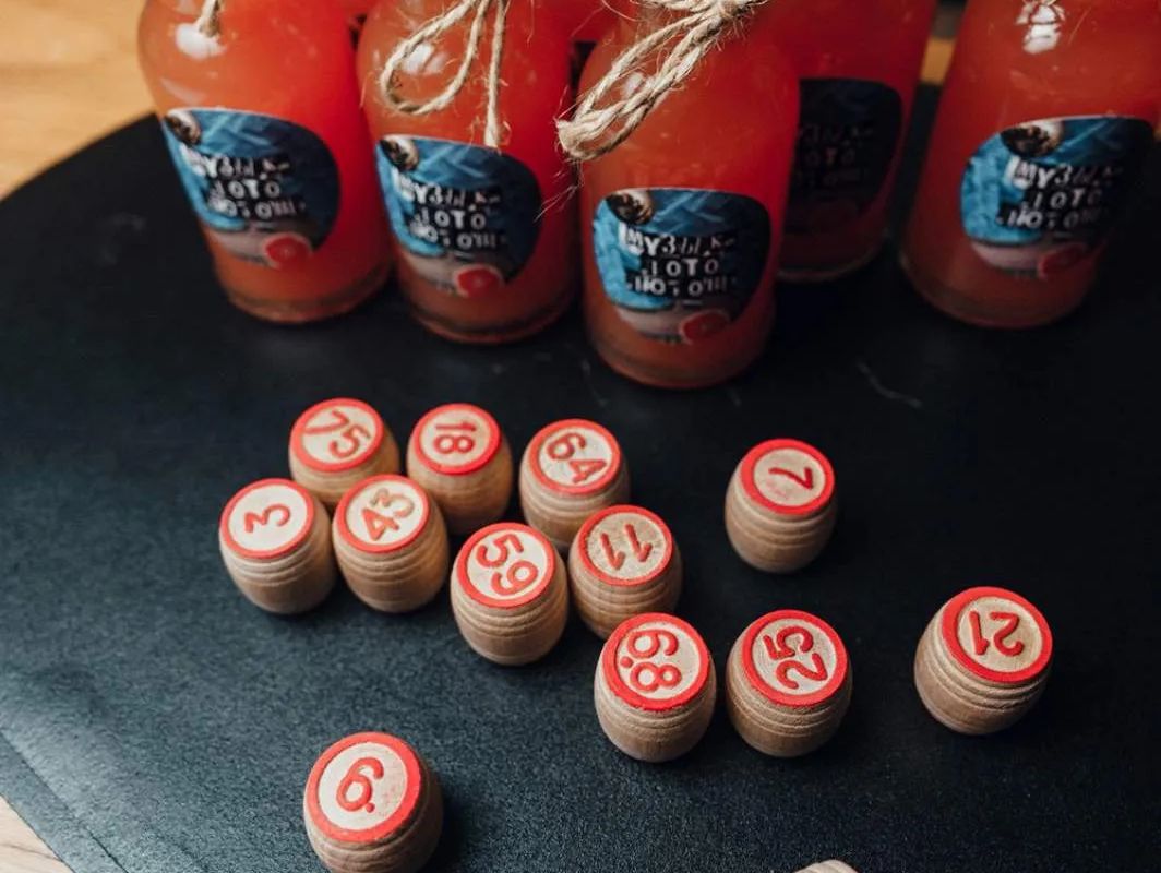 «UNIQUETUNES - это уникальная инструментальная группа из города Санкт-Петербург, Россия. Что касается стиля, то его можно определить как смесь современного джаза, живой электроники, инди-рока и психоделики 70-х»