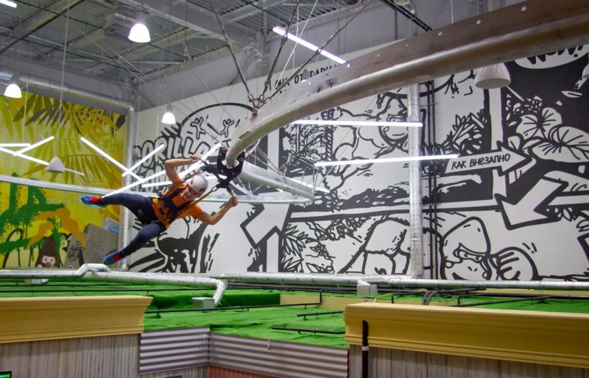 Гости преодолевают веревочный маршрут в парке активного отдыха GorillaPark