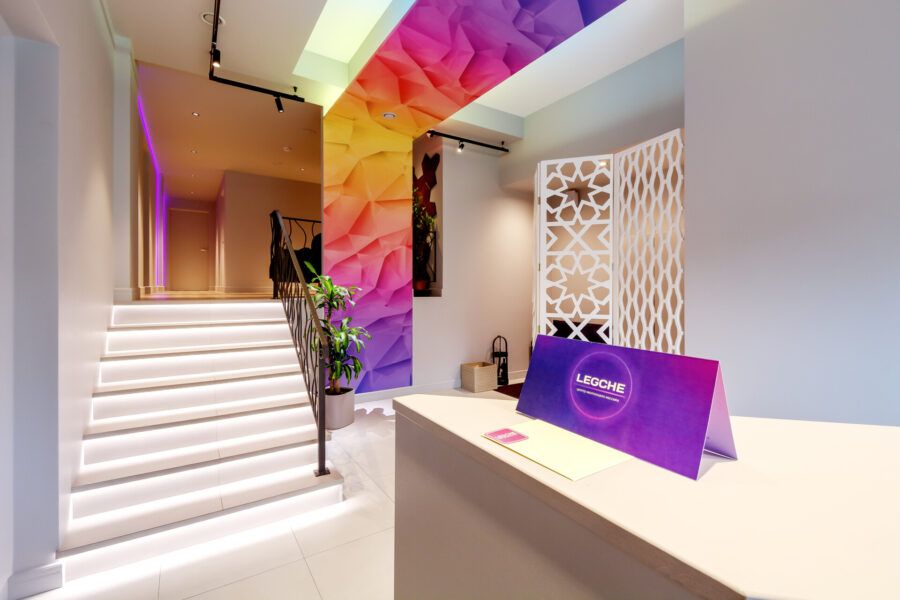 Современный центр массажа LEGCHE в Санкт-Петербурге на Корпусной улице с эргономичными массажными столами и медицинским оборудованием